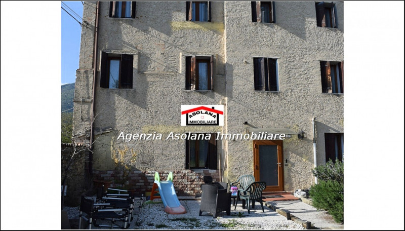 Vendesi porzione di rustico di generose dimensioni a Pieve del Grappa. Il rustico si sviluppa su ...