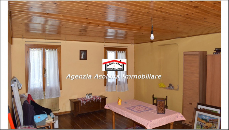 Vendesi porzione di rustico di generose dimensioni a Pieve del Grappa. Il rustico si sviluppa su ...