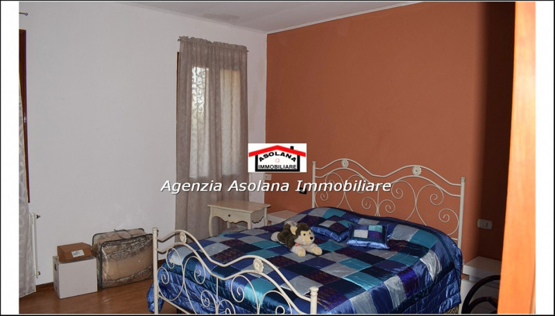 Vendesi porzione di rustico di generose dimensioni a Pieve del Grappa. Il rustico si sviluppa su ...