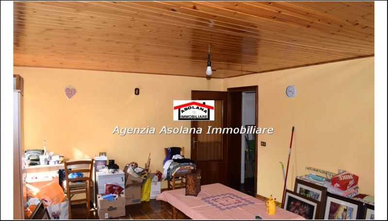 Vendesi porzione di rustico di generose dimensioni a Pieve del Grappa. Il rustico si sviluppa su ...