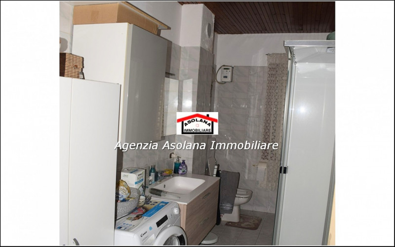 Vendesi porzione di rustico di generose dimensioni a Pieve del Grappa. Il rustico si sviluppa su ...