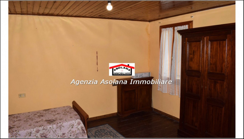 Vendesi porzione di rustico di generose dimensioni a Pieve del Grappa. Il rustico si sviluppa su ...