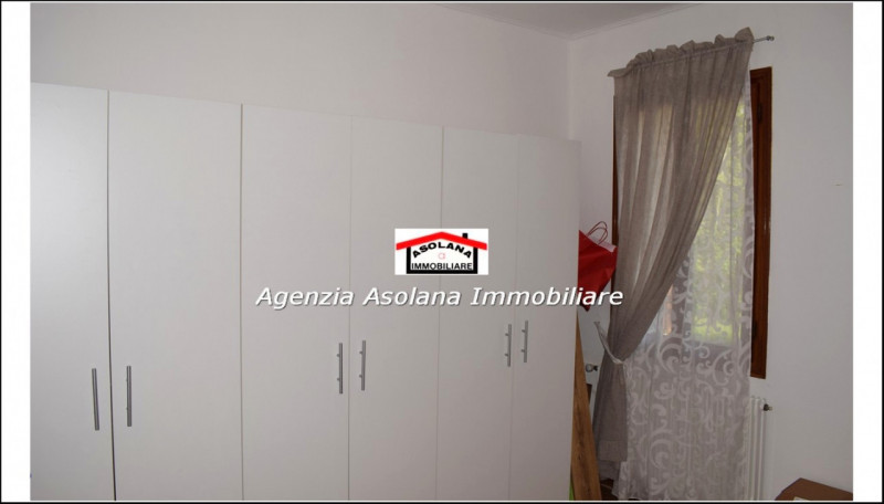 Vendesi porzione di rustico di generose dimensioni a Pieve del Grappa. Il rustico si sviluppa su ...