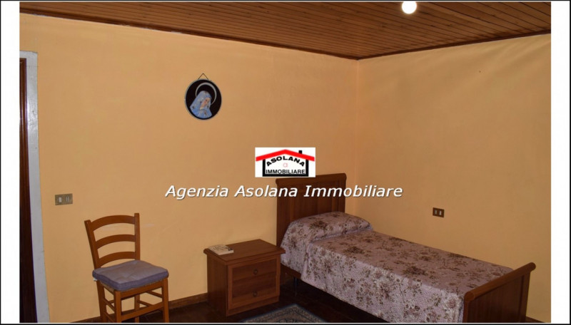 Vendesi porzione di rustico di generose dimensioni a Pieve del Grappa. Il rustico si sviluppa su ...