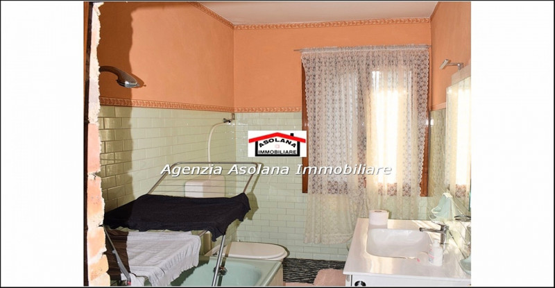 Vendesi porzione di rustico di generose dimensioni a Pieve del Grappa. Il rustico si sviluppa su ...