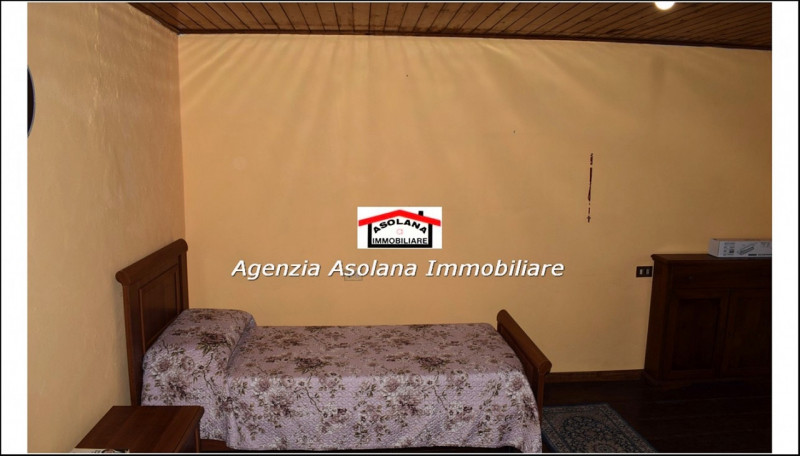 Vendesi porzione di rustico di generose dimensioni a Pieve del Grappa. Il rustico si sviluppa su ...