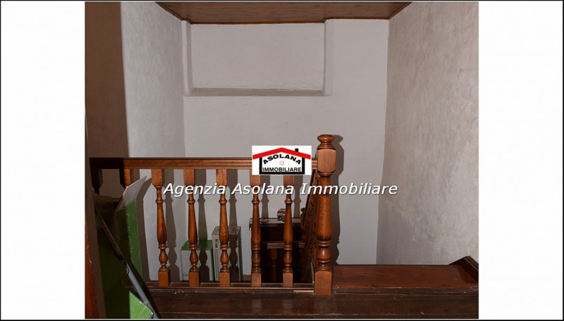 Vendesi porzione di rustico di generose dimensioni a Pieve del Grappa. Il rustico si sviluppa su ...