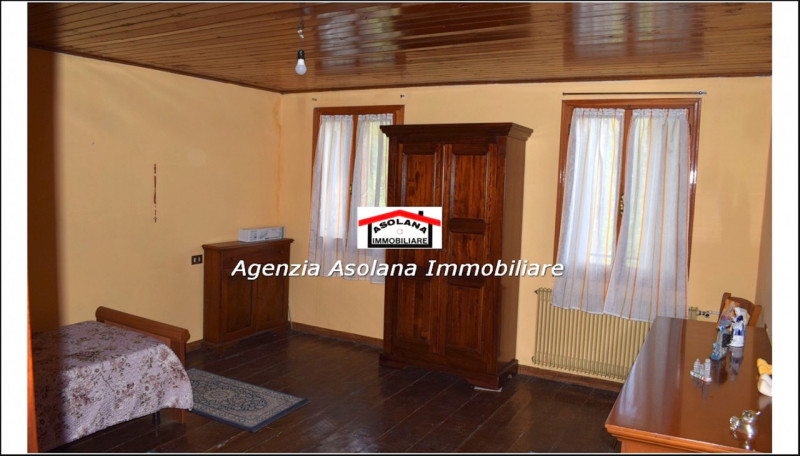 Vendesi porzione di rustico di generose dimensioni a Pieve del Grappa. Il rustico si sviluppa su ...