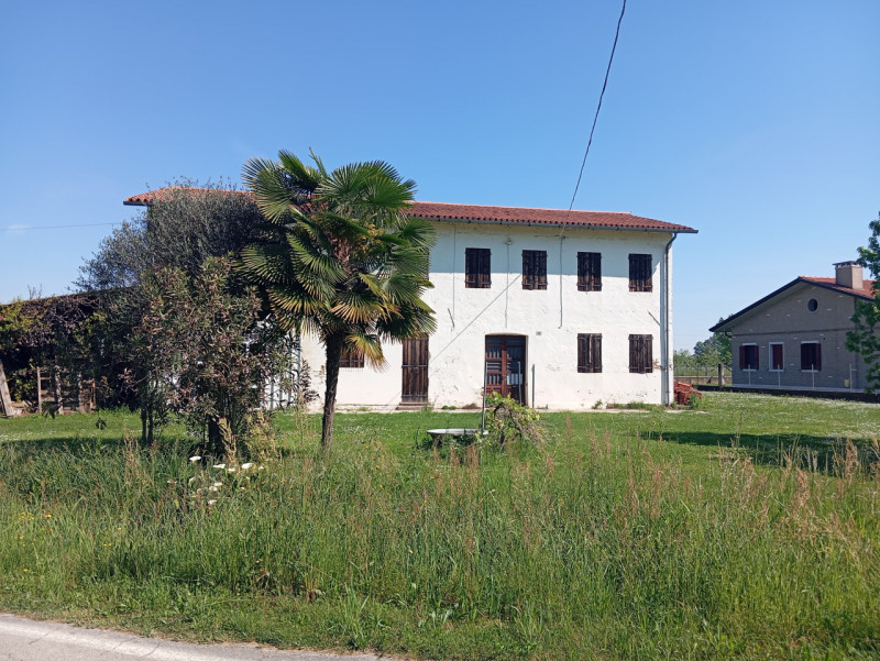 Scoprite il fascino autentico della campagna veneta con questo incantevole rustico situato nella ...
