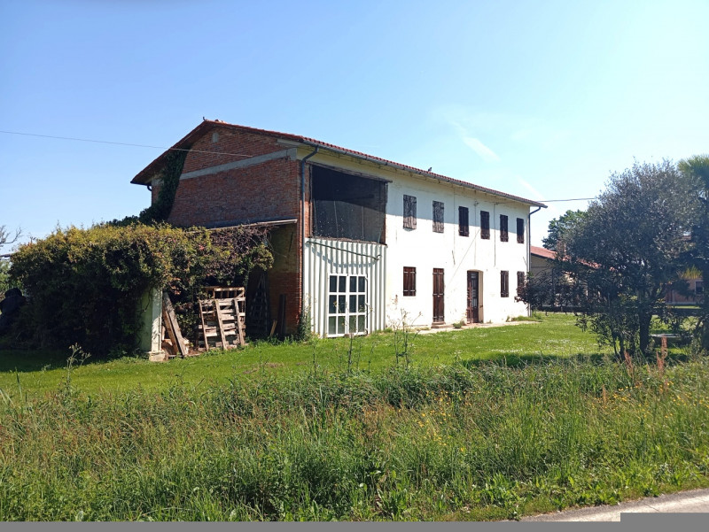 Scoprite il fascino autentico della campagna veneta con questo incantevole rustico situato nella ...