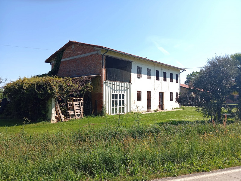 Scoprite il fascino autentico della campagna veneta con questo incantevole rustico situato nella ...