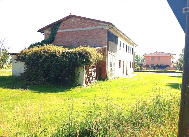 Scoprite il fascino autentico della campagna veneta con questo incantevole rustico situato nella ...