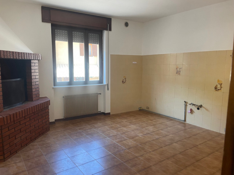 In zona tranquilla appena fuori dal centro, proponiamo casa a schiera di testa su due livelli. Si...