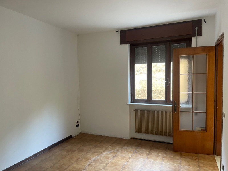 In zona tranquilla appena fuori dal centro, proponiamo casa a schiera di testa su due livelli. Si...