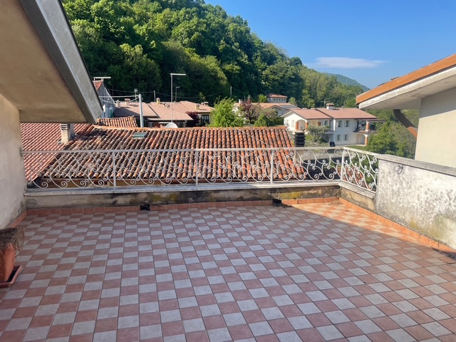 In zona tranquilla appena fuori dal centro, proponiamo casa a schiera di testa su due livelli. Si...