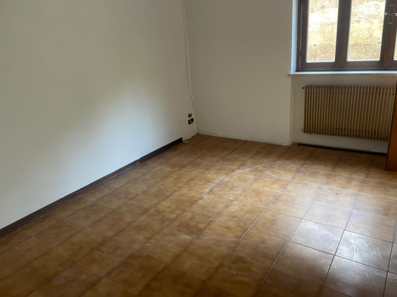 In zona tranquilla appena fuori dal centro, proponiamo casa a schiera di testa su due livelli. Si...