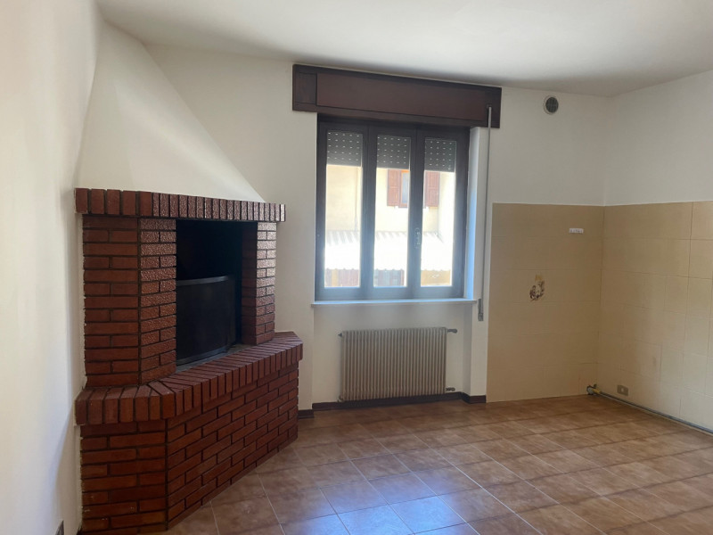 In zona tranquilla appena fuori dal centro, proponiamo casa a schiera di testa su due livelli. Si...