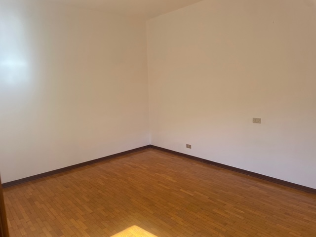 In zona tranquilla appena fuori dal centro, proponiamo casa a schiera di testa su due livelli. Si...