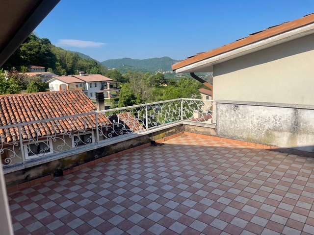 In zona tranquilla appena fuori dal centro, proponiamo casa a schiera di testa su due livelli. Si...