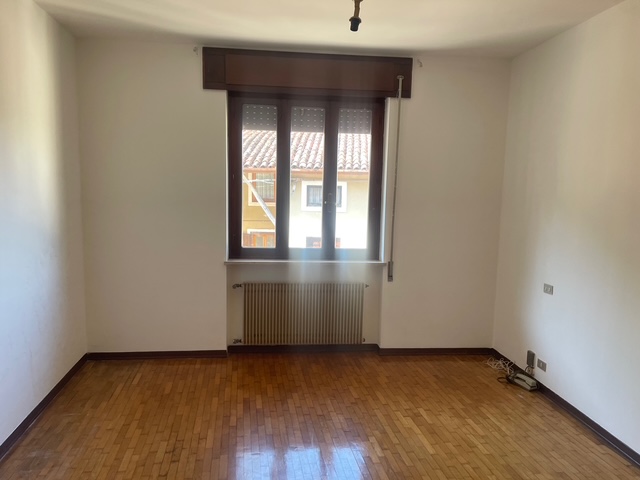 In zona tranquilla appena fuori dal centro, proponiamo casa a schiera di testa su due livelli. Si...