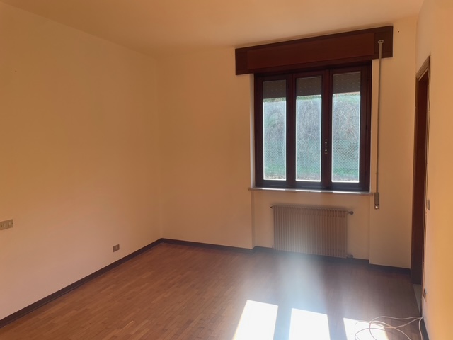 In zona tranquilla appena fuori dal centro, proponiamo casa a schiera di testa su due livelli. Si...