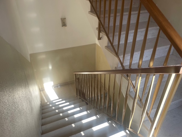 In zona tranquilla appena fuori dal centro, proponiamo casa a schiera di testa su due livelli. Si...