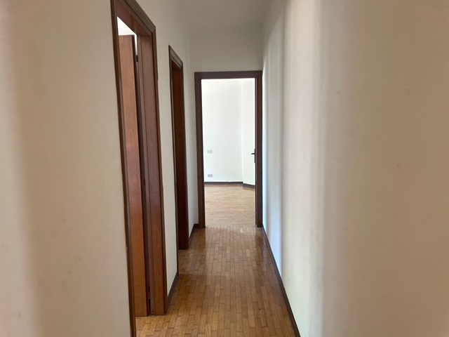 In zona tranquilla appena fuori dal centro, proponiamo casa a schiera di testa su due livelli. Si...