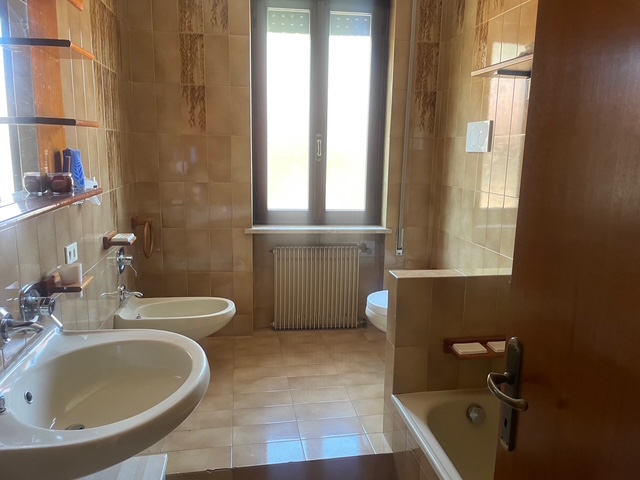 In zona tranquilla appena fuori dal centro, proponiamo casa a schiera di testa su due livelli. Si...