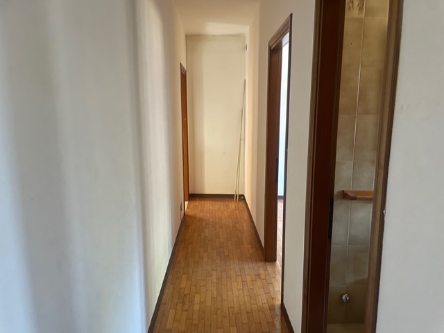 In zona tranquilla appena fuori dal centro, proponiamo casa a schiera di testa su due livelli. Si...