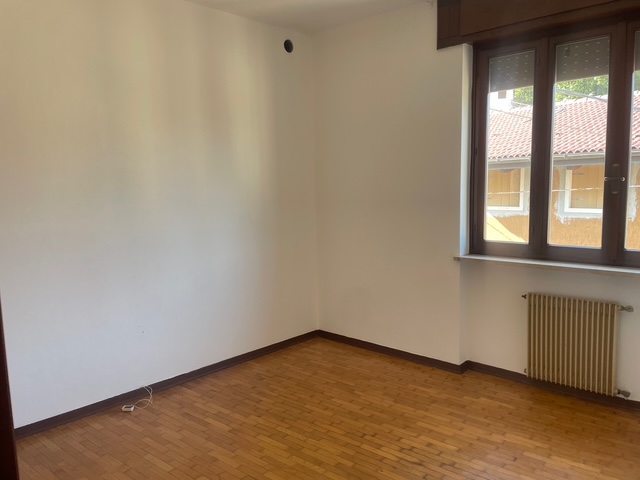 In zona tranquilla appena fuori dal centro, proponiamo casa a schiera di testa su due livelli. Si...