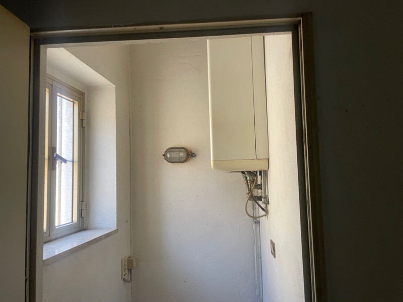 In zona tranquilla appena fuori dal centro, proponiamo casa a schiera di testa su due livelli. Si...