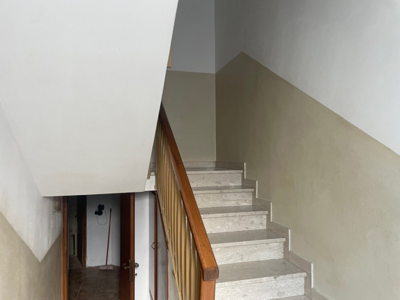 In zona tranquilla appena fuori dal centro, proponiamo casa a schiera di testa su due livelli. Si...