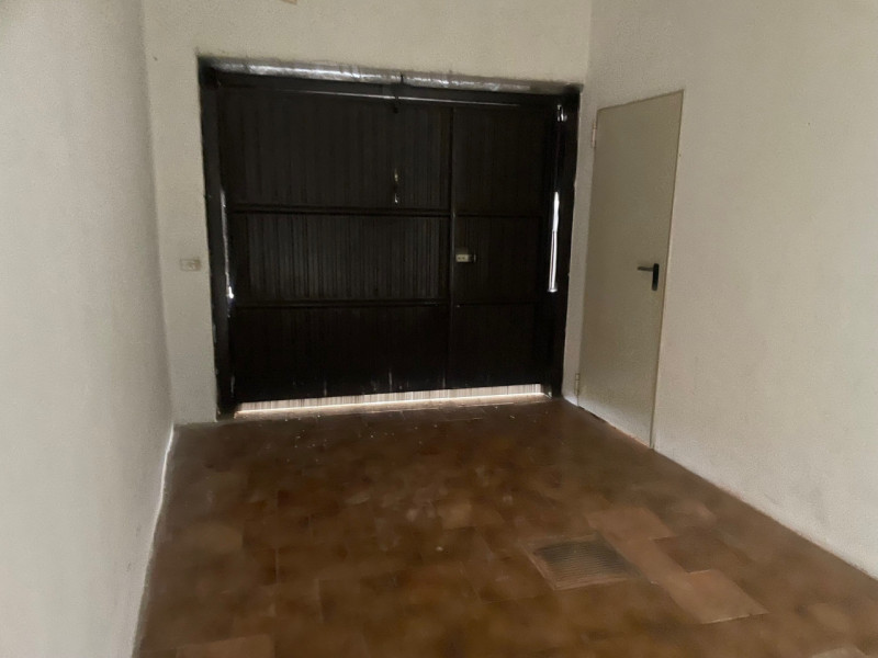 In zona tranquilla appena fuori dal centro, proponiamo casa a schiera di testa su due livelli. Si...