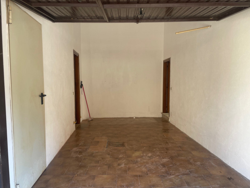 In zona tranquilla appena fuori dal centro, proponiamo casa a schiera di testa su due livelli. Si...