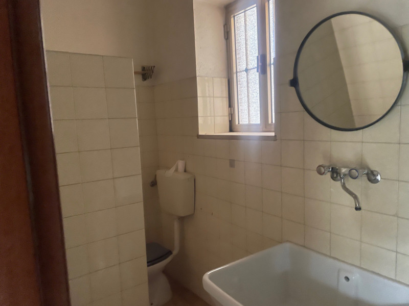 In zona tranquilla appena fuori dal centro, proponiamo casa a schiera di testa su due livelli. Si...