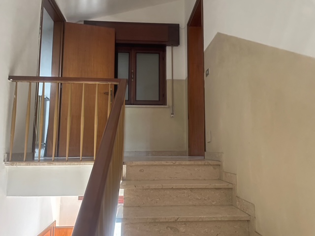 In zona tranquilla appena fuori dal centro, proponiamo casa a schiera di testa su due livelli. Si...