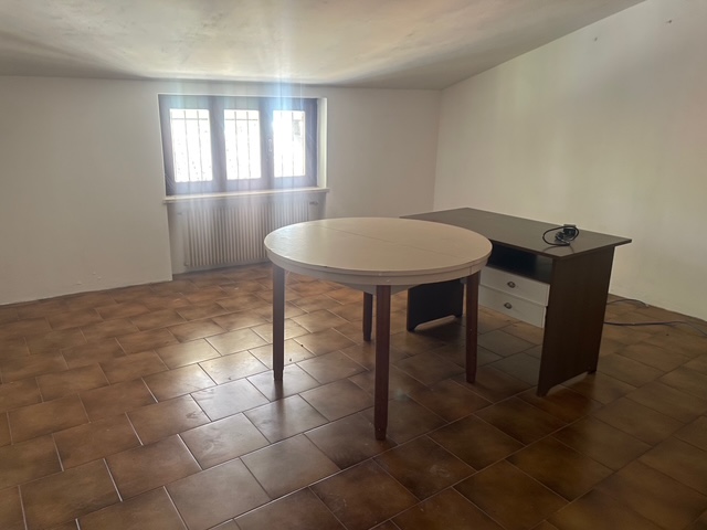 In zona tranquilla appena fuori dal centro, proponiamo casa a schiera di testa su due livelli. Si...