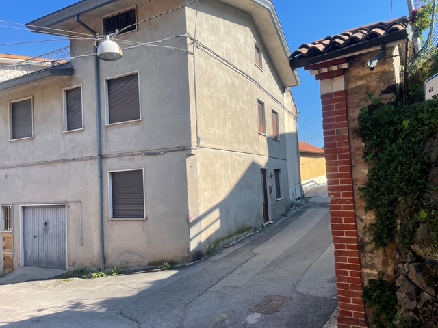 In zona tranquilla appena fuori dal centro, proponiamo casa a schiera di testa su due livelli. Si...