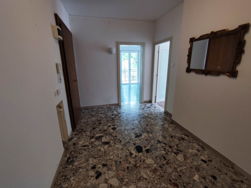 Luminoso Appartamento Ristrutturato – Quartiere Sacra Famiglia

In una delle zone più ricercate e...