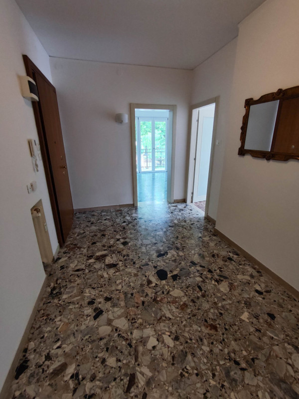 Luminoso Appartamento Ristrutturato – Quartiere Sacra Famiglia

In una delle zone più ricercate e...