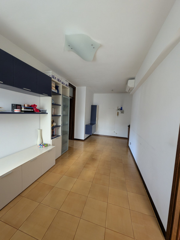 In palazzina di poche unità abitative, in centro a Corbanese, proponiamo questo appartamento tril...