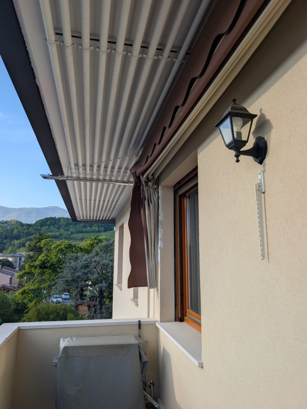 In palazzina di poche unità abitative, in centro a Corbanese, proponiamo questo appartamento tril...