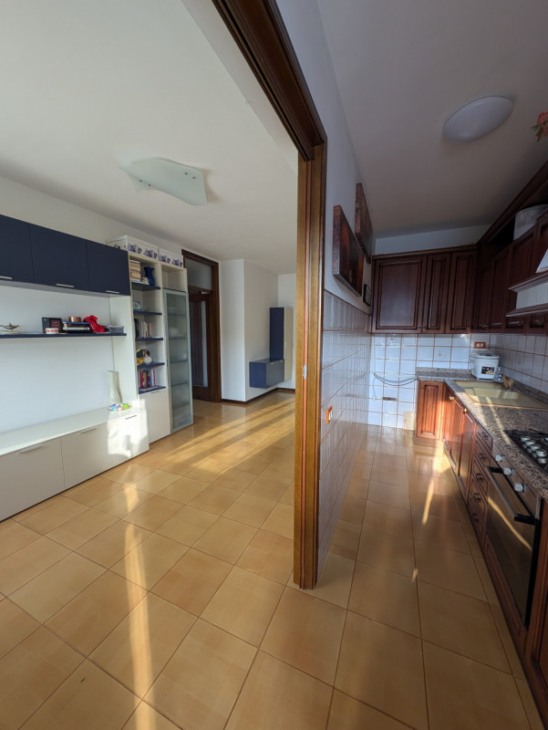 In palazzina di poche unità abitative, in centro a Corbanese, proponiamo questo appartamento tril...