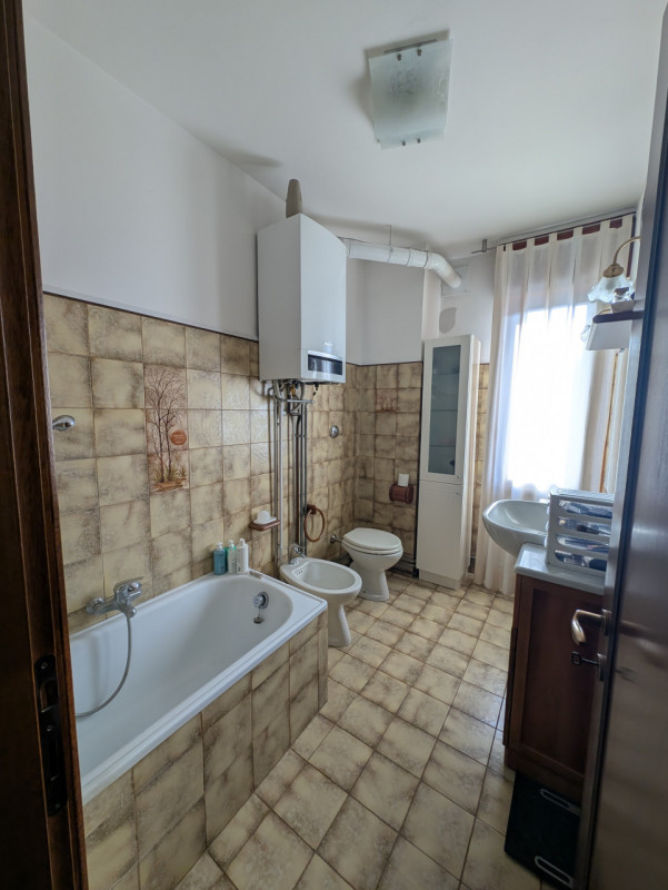 In palazzina di poche unità abitative, in centro a Corbanese, proponiamo questo appartamento tril...