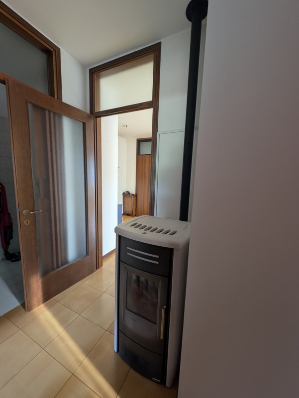 In palazzina di poche unità abitative, in centro a Corbanese, proponiamo questo appartamento tril...