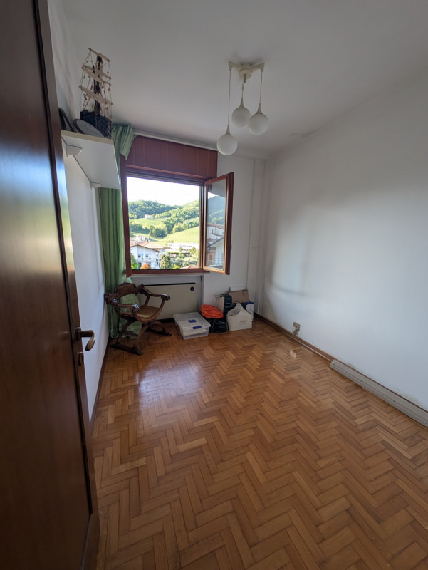 In palazzina di poche unità abitative, in centro a Corbanese, proponiamo questo appartamento tril...