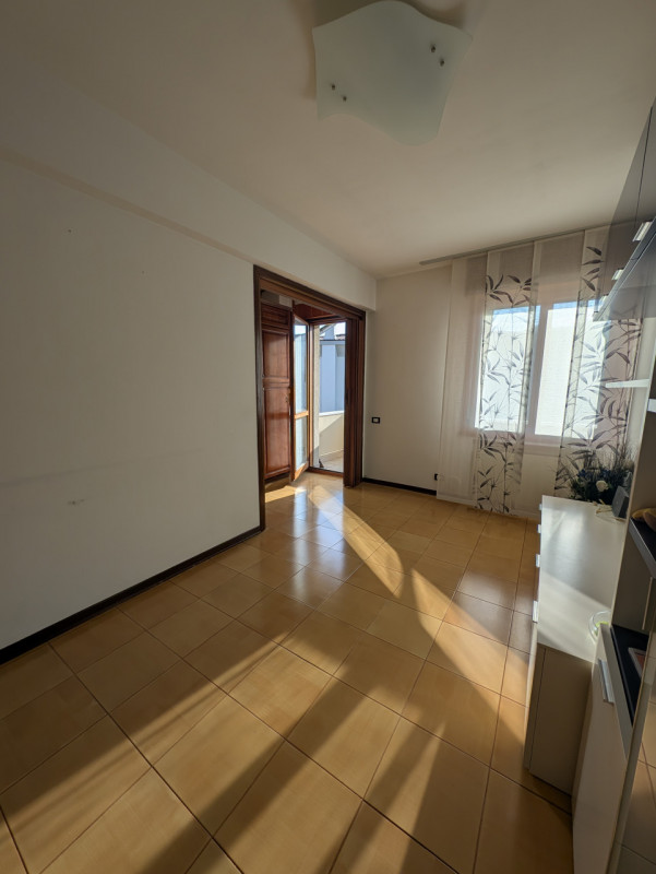 In palazzina di poche unità abitative, in centro a Corbanese, proponiamo questo appartamento tril...