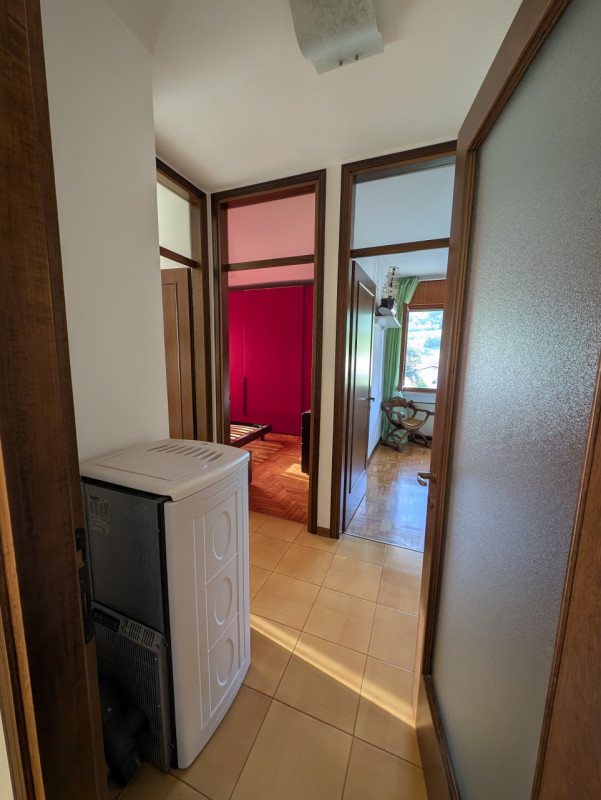 In palazzina di poche unità abitative, in centro a Corbanese, proponiamo questo appartamento tril...