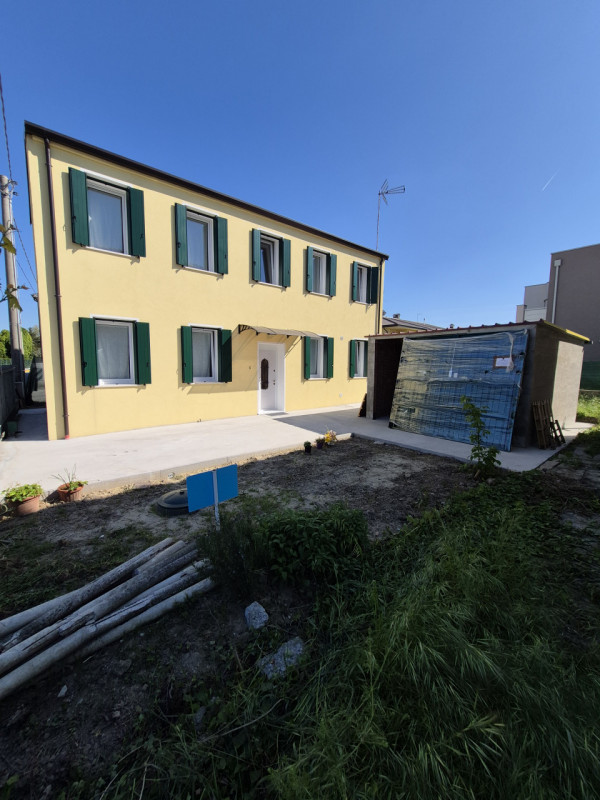 Casa singola totalmente ristrutturata composta da ingresso, cucina con ampio locale dispensa, sog...