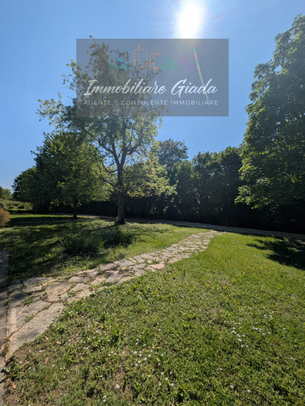 Una residenza esclusiva dove eleganza, comfort e privacy si incontrano in perfetta armonia.
Nel c...